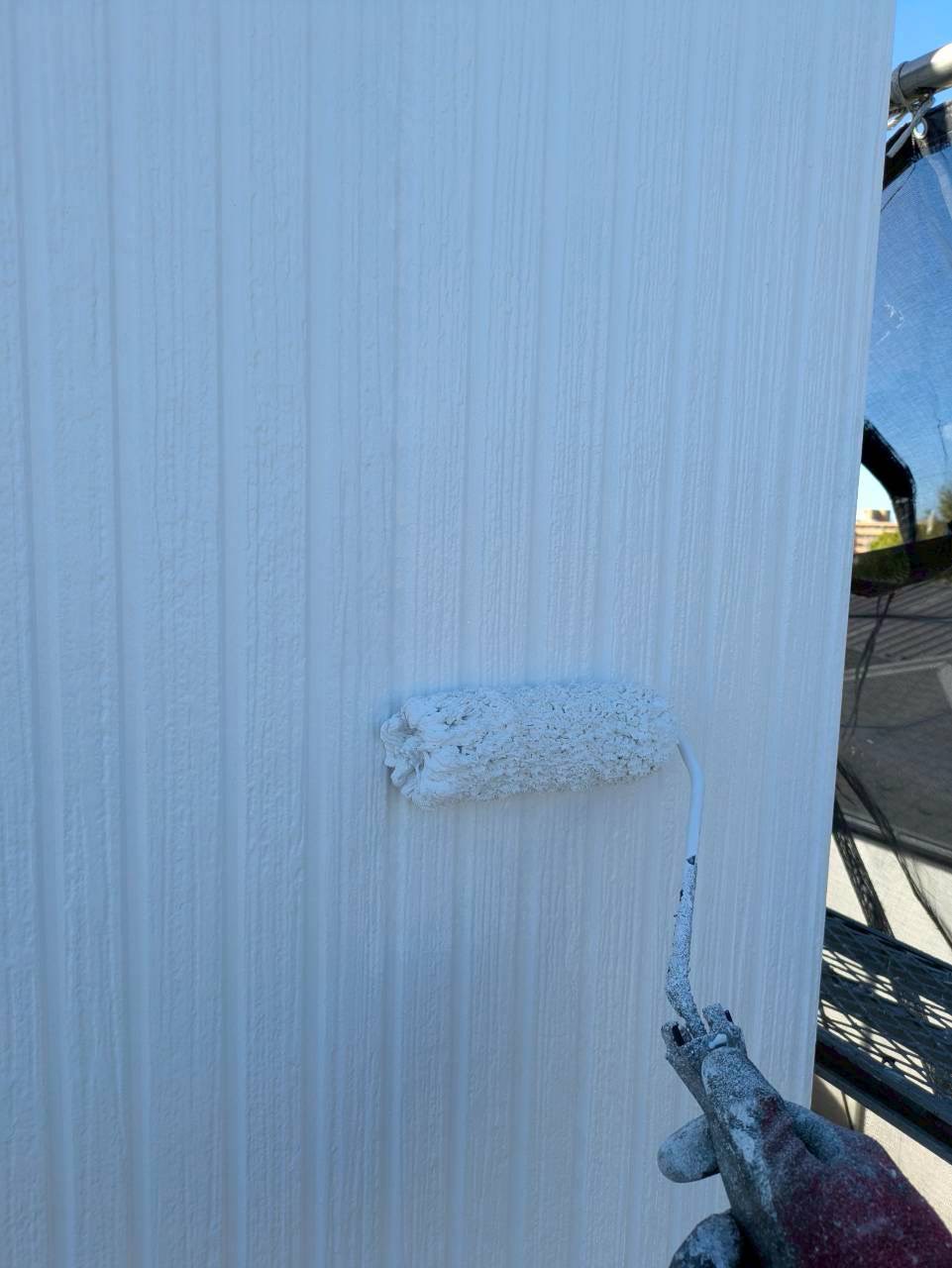 白い塗料で上塗り仕上げ中